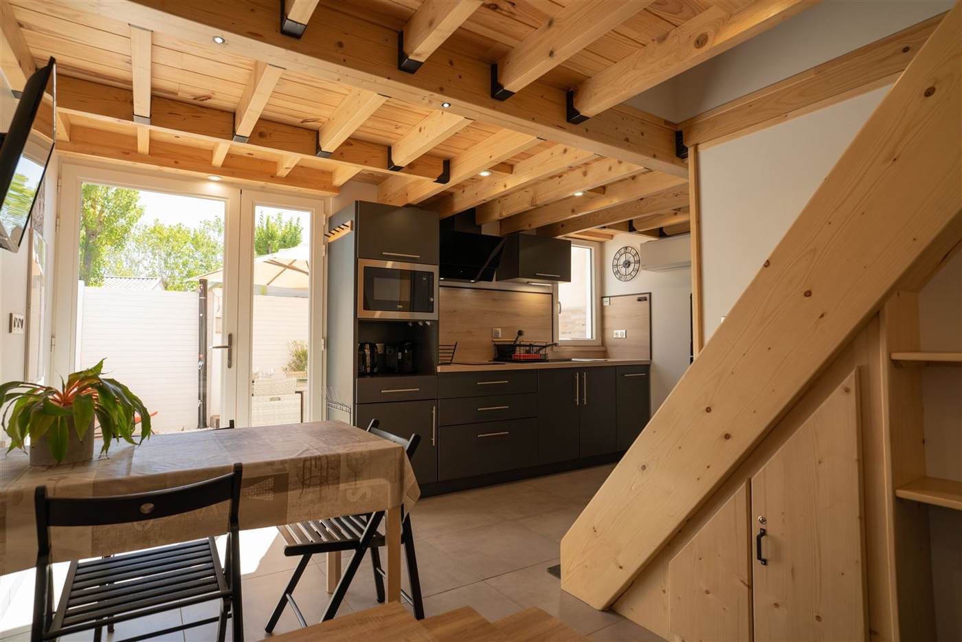 Cuisine sous charpente bois apparente