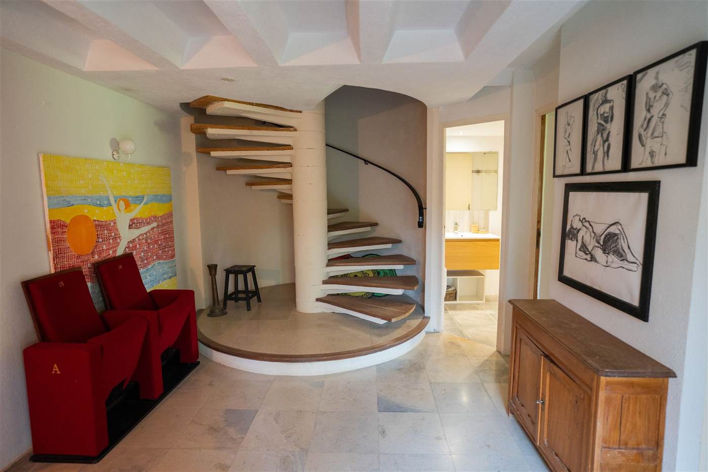 Escalier en colimaçon dans une bâtisse en pierre