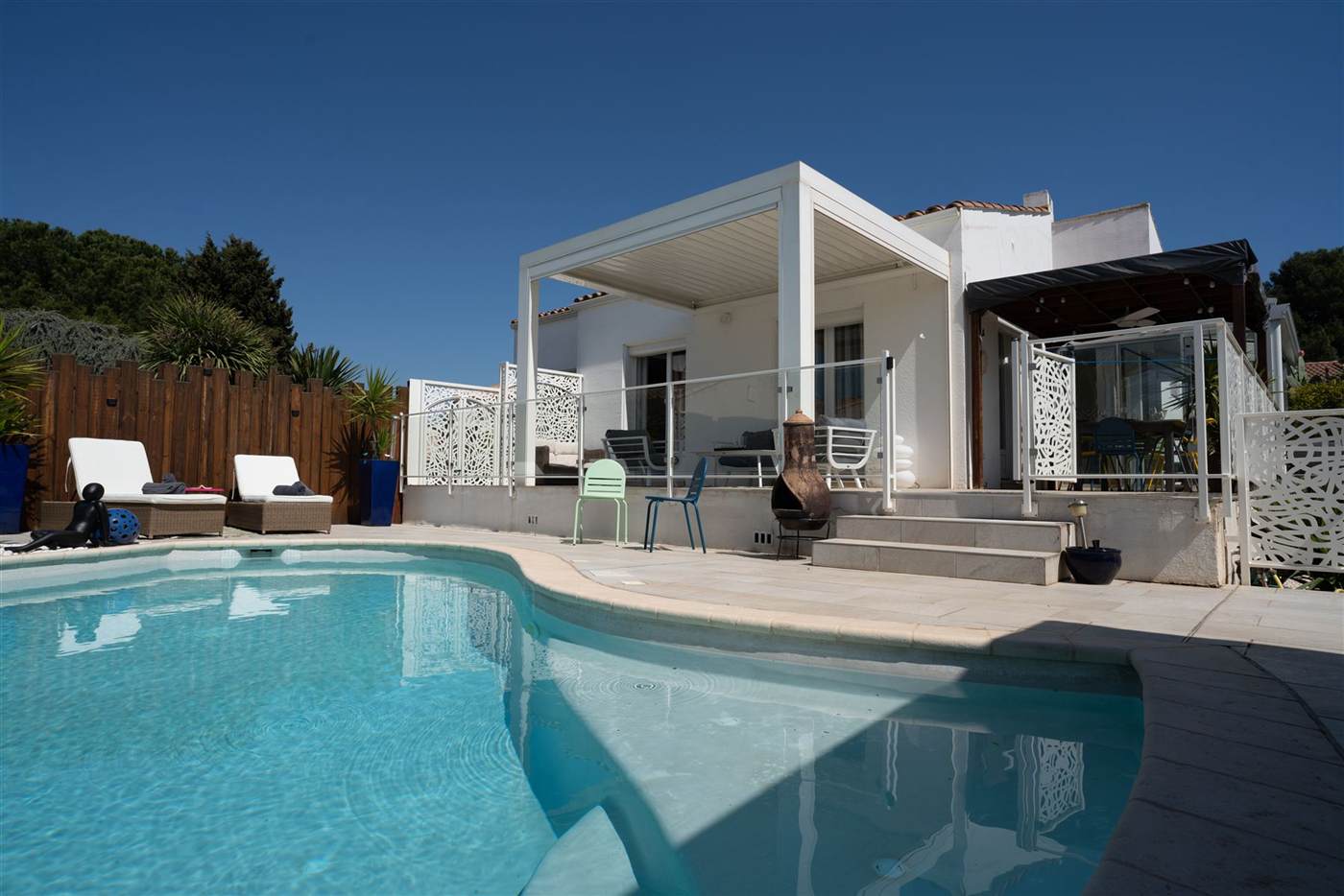 Piscine et bardage bois, ciel bleu