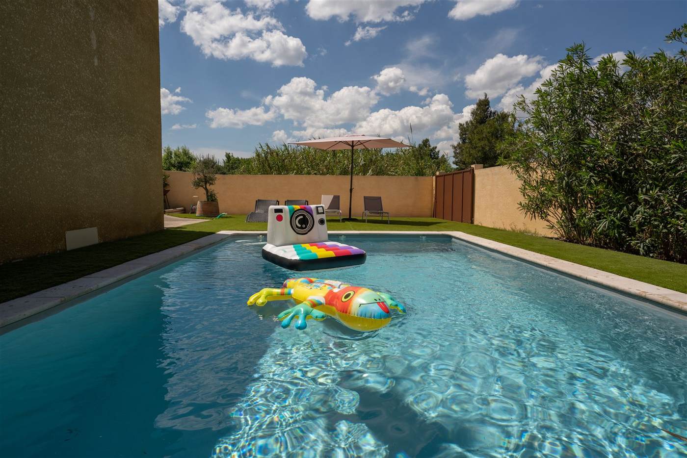 Piscine avec bouées gonflables colorées