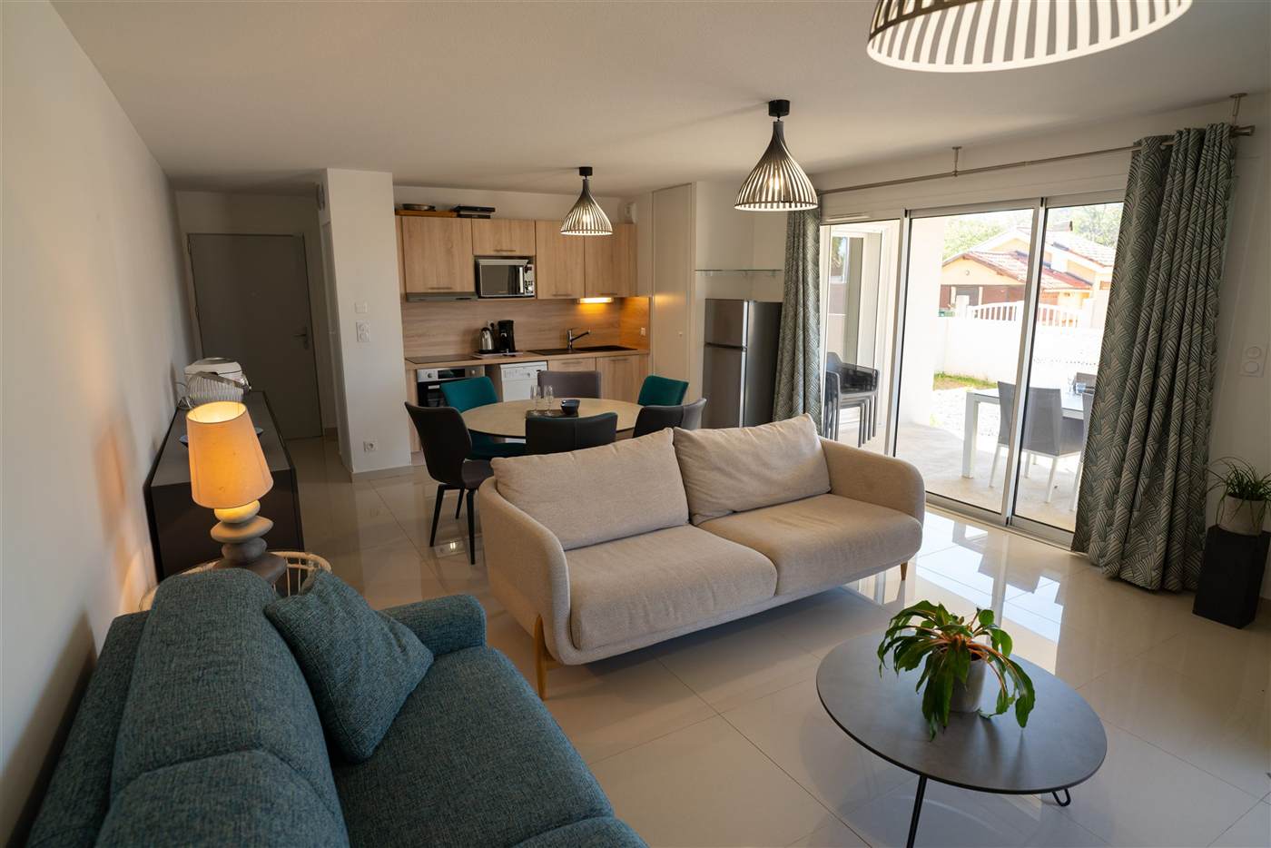 Séjour et cuisine ouverte d'un logement
