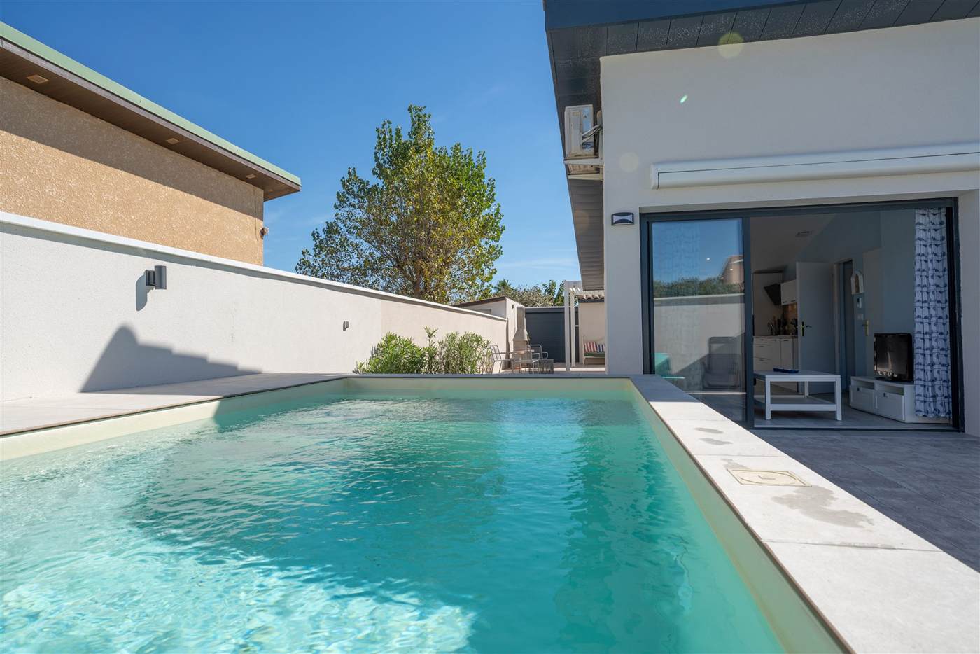 Piscine et jardin d'une villa